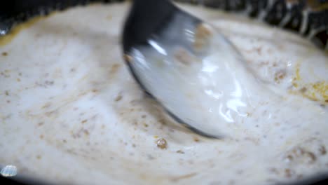 mezcle y revuelva la pasta de curry panaeng marrón con leche de coco fresca blanca