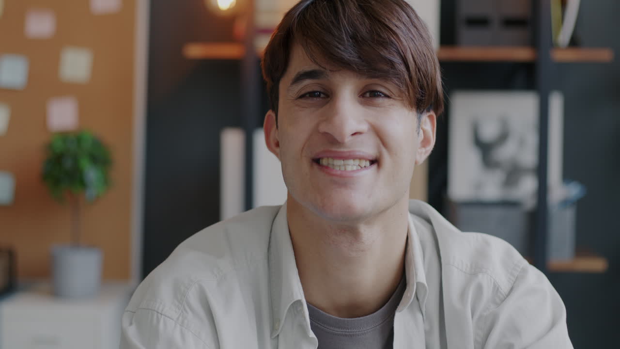 사무실에서 웃는 남자