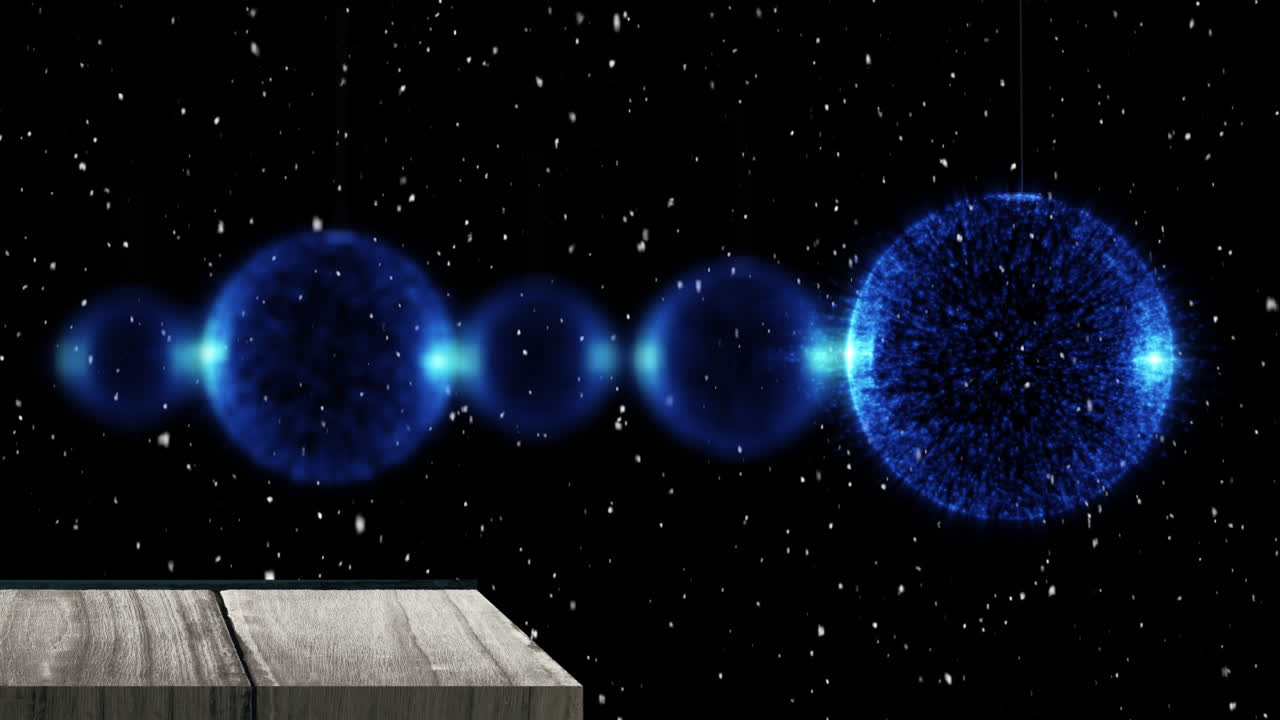 파란색 위에 눈이 떨어지는 파란색에 매달린 축제 검은색 배경에 대한 보석 장식