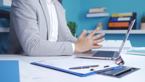 manos de hombre de negocios pensativo de primer plano escribiendo en el teclado de la computadora portátil.
