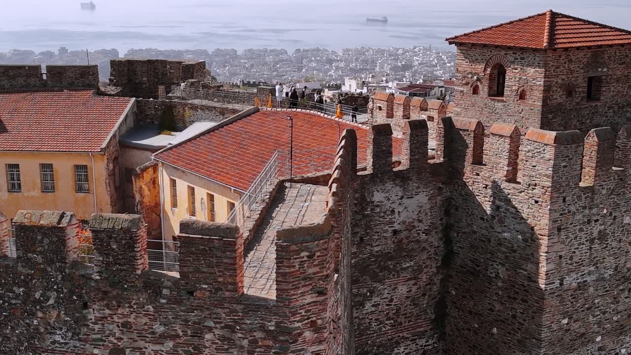 Yunanistan'da bir kale duvarından şehir ve deniz manzarası