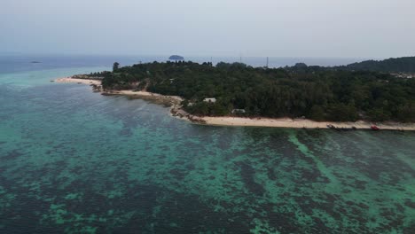 Tropischer-Strand-Mit-Traditionellen-Longtail-Booten-Bei-Sonnenuntergang-Koh-Lipe,-Die-Eine-Ruhige-Und-Malerische-Atmosphäre-Schaffen