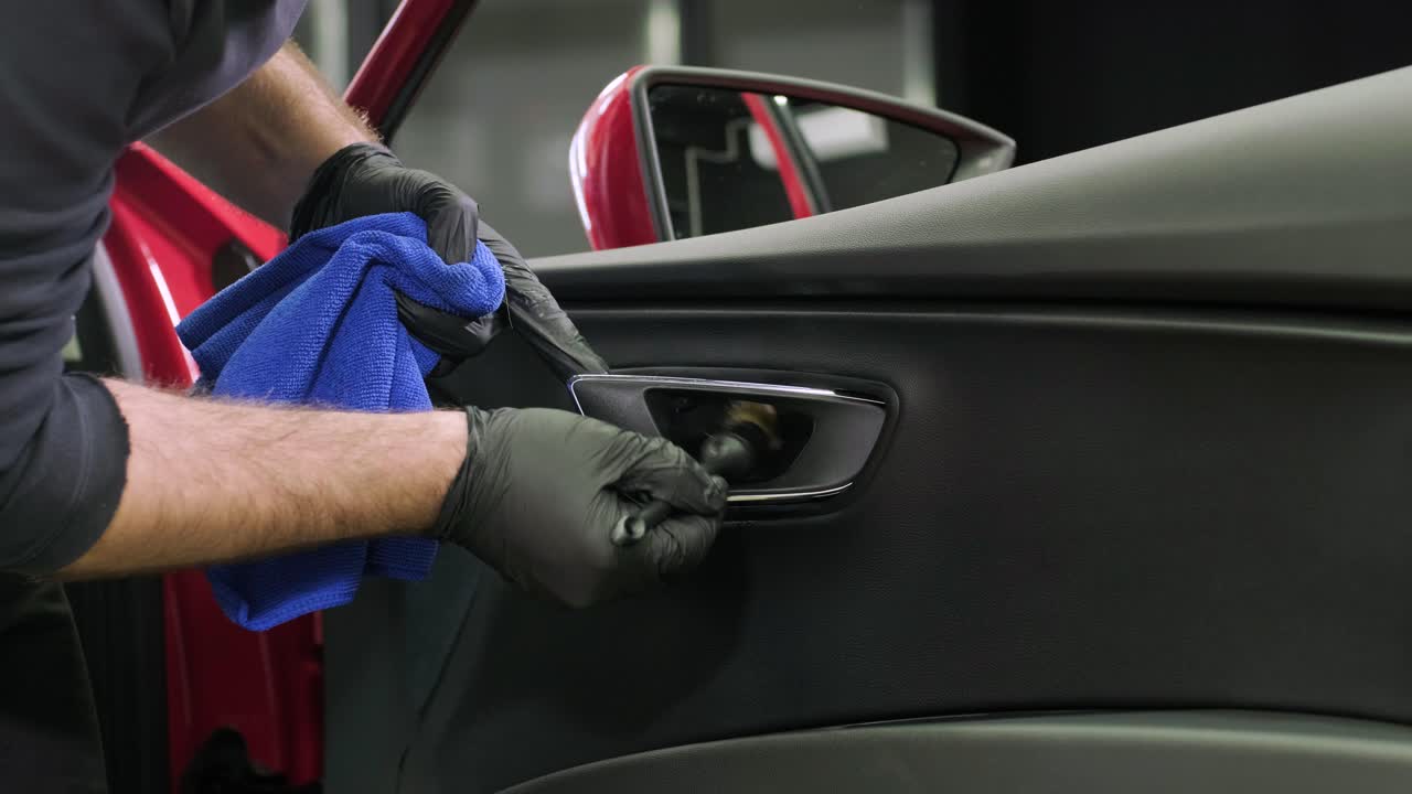 limpieza profesional de automóviles. lavado de sars. limpieza en seco y detallado de la cabina. limpiación profunda de la carrocería, limpieza de asientos. limpia de espuma en el lavado de coches. limpia del panel del automóvil del polvo. una aspiradora