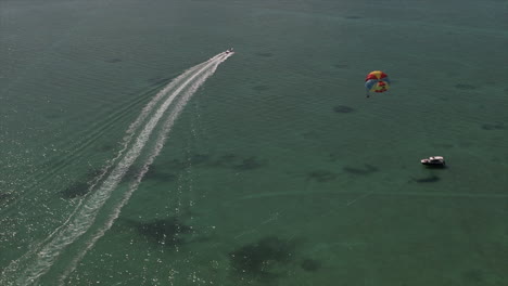 Parasailing-En-Los-Cayos-De-Florida.-Disparo-De-Paralaje-Aéreo