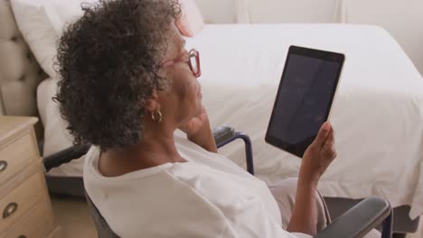 Ältere-Frau-Mit-Gemischter-Abstammung,-Die-Ein-Digitales-Tablet-Verwendet.-Soziale-Distanzierung-Und-Selbstisolation-In-Quarantäne