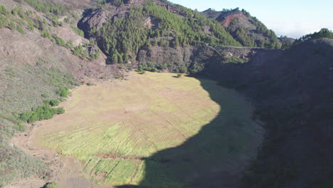 caldera de los marteles desde el aire: recorrido de la famosa caldera y sus bosques de pinos en la isla de gran canaria