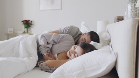 Pareja-Joven-Tomando-Una-Siesta-En-Una-Cama-En-Casa