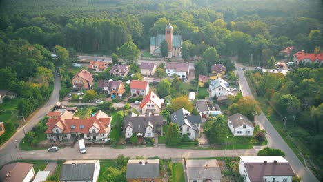 luftaufnahme von wohngebäuden in der nachbarschaft und wohngebäuden bei sonnenuntergang