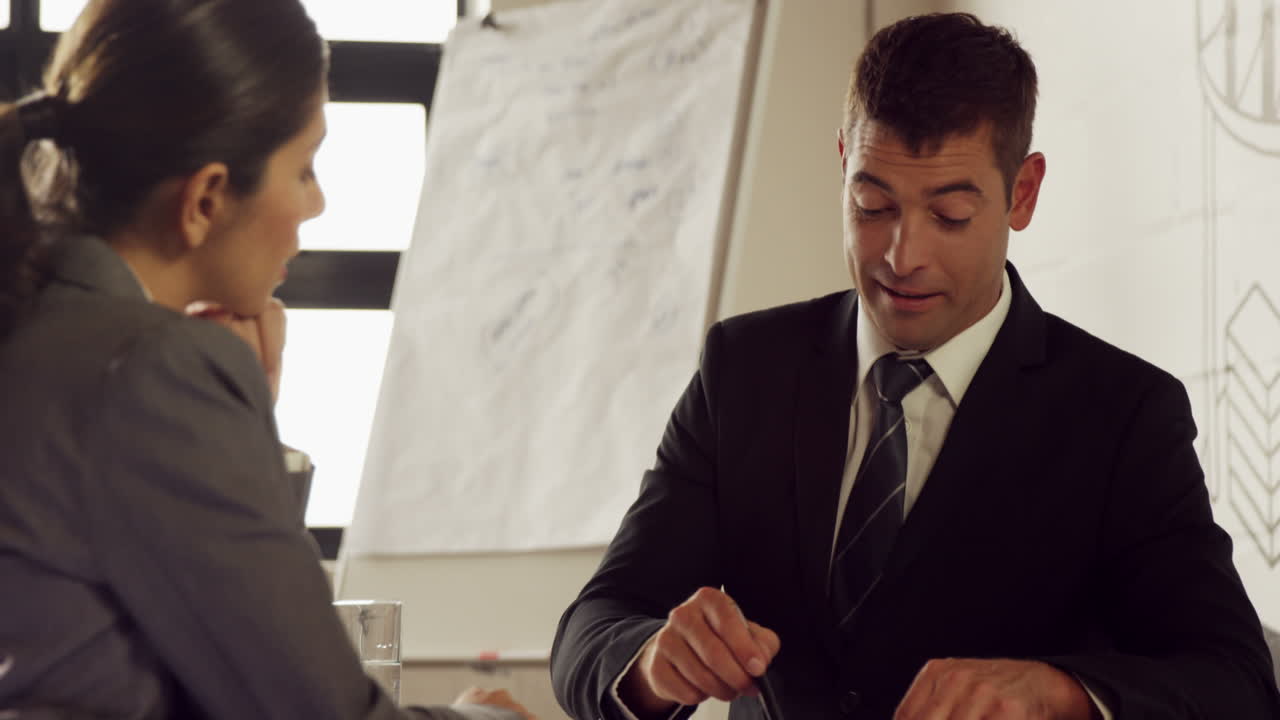 함께 일하는 진지한 사업가들