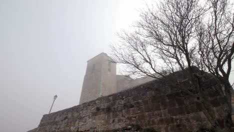 Glockenturm-Einer-Kirche-In-Einem-Kleinen-Dorf-Im-Nebel,-Spanien