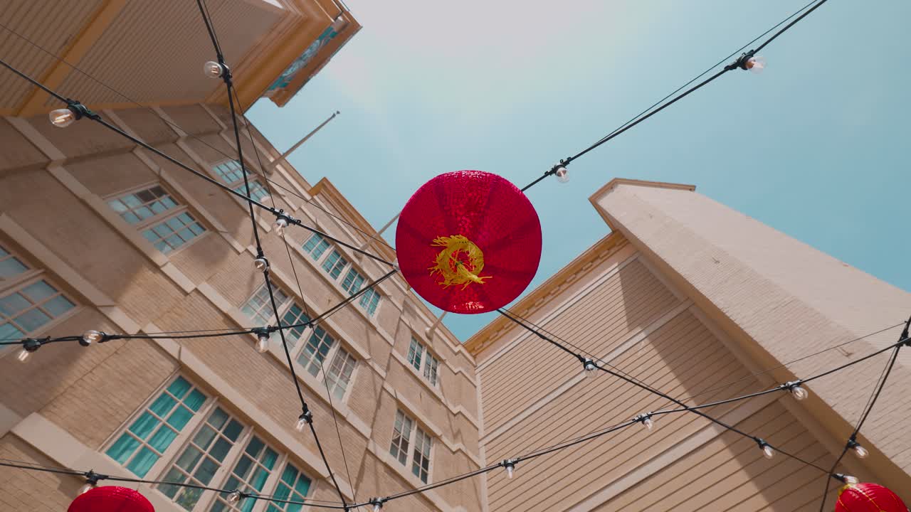 Uma lanterna da sorte chinesa balança ao vento em um dia ensolarado