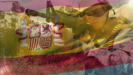 Animation-Der-Flagge-Spaniens-über-Einem-Kaukasischen-Männlichen-Soldaten-Mit-Waffe