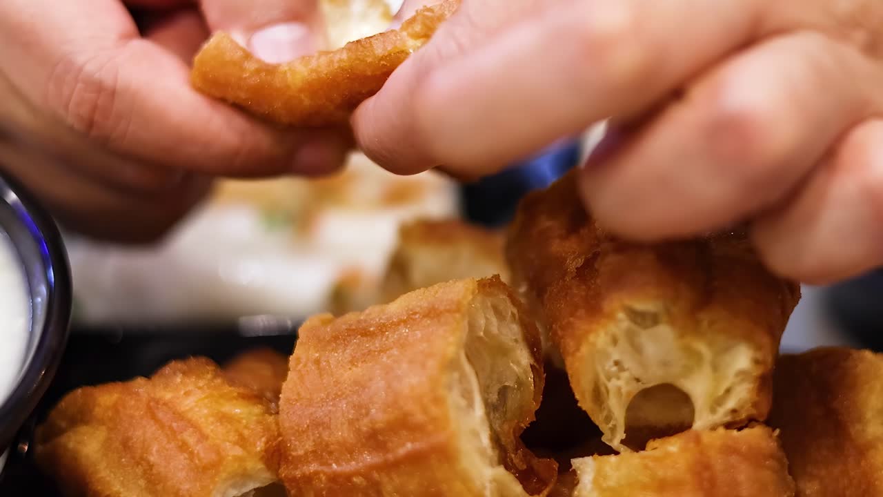 손을 고 반죽 막대기를 나누는 것