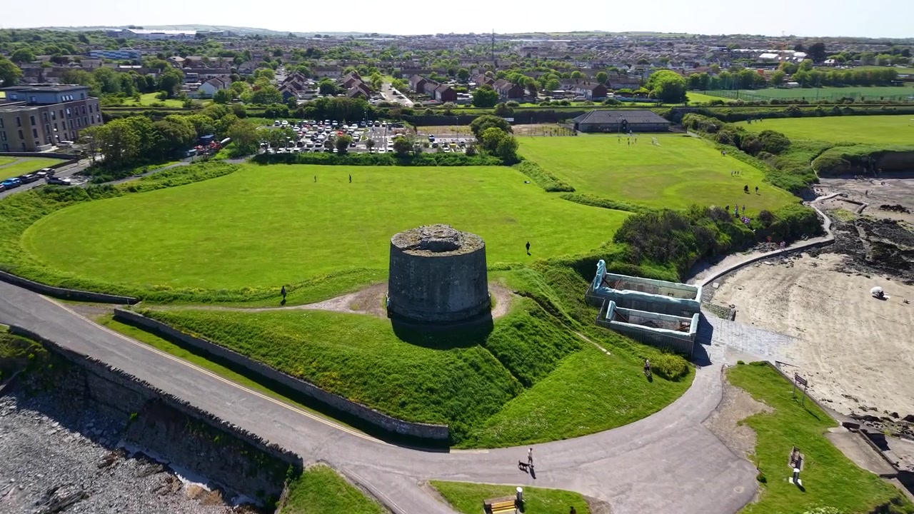 Impresionante vista aérea de la histórica Torre Martello con vistas a la playa de Balbriggan, Condado de Dublín, Irlanda.
