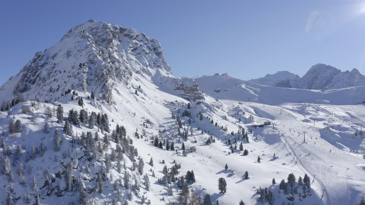 toma panorámica aérea de la hermosa zona de esquí de val di fassa en dolomitas durante la luz del sol