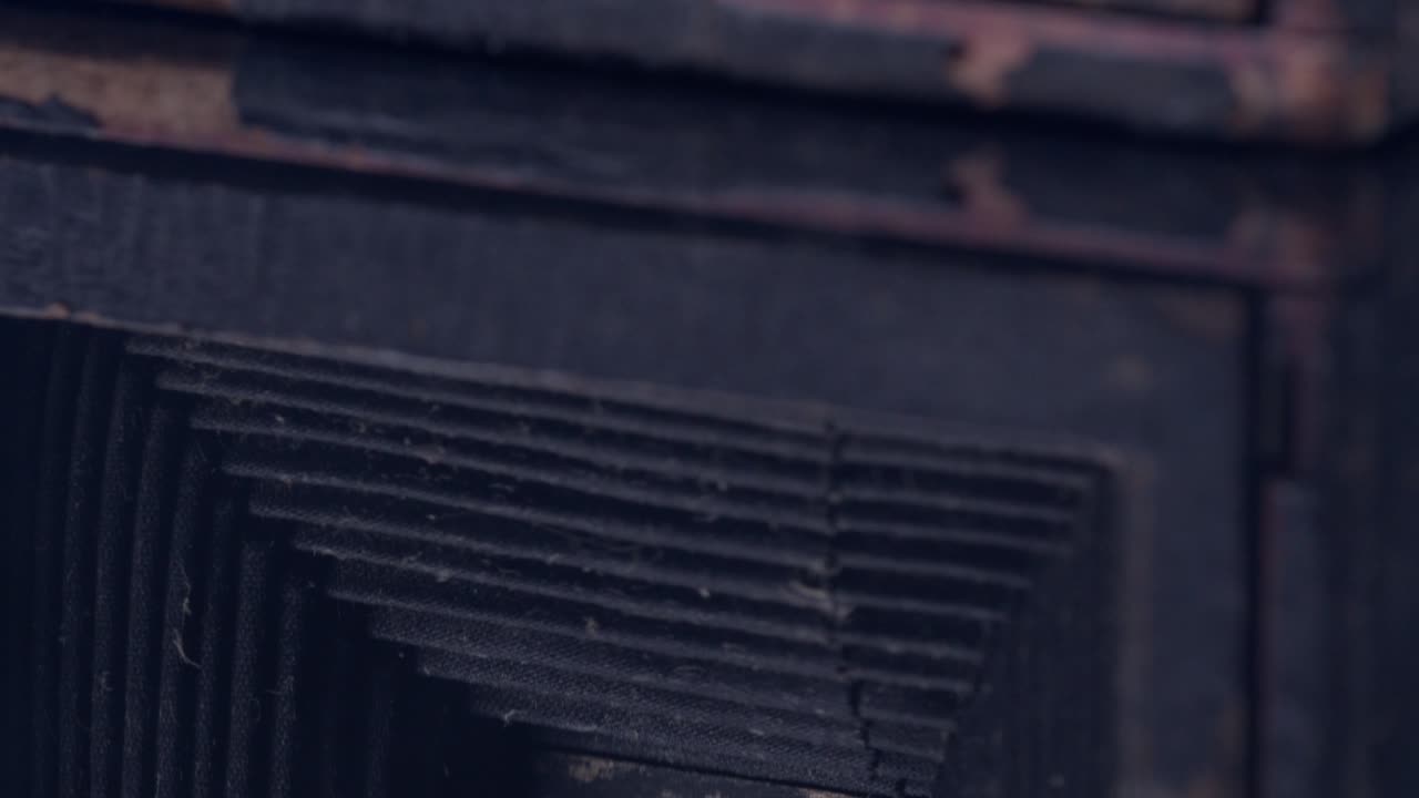 cámara fotográfica antigua de marca conley con disparo de cerca de la parte trasera de la cámara con inclinación hacia arriba