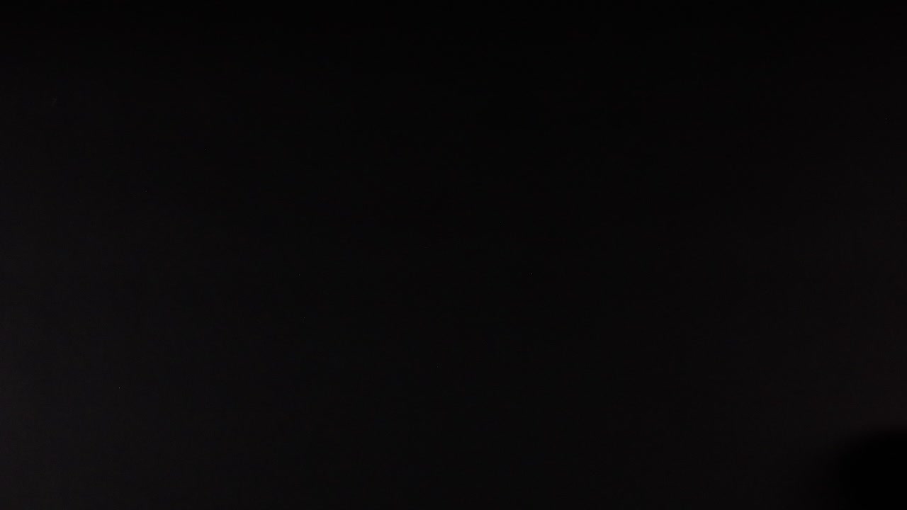 розовые теннисные мячи движутся на черном фоне