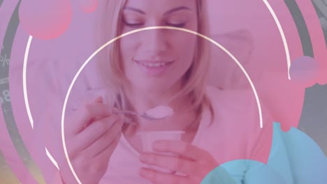 animación del patrón sobre una mujer comiendo yogur