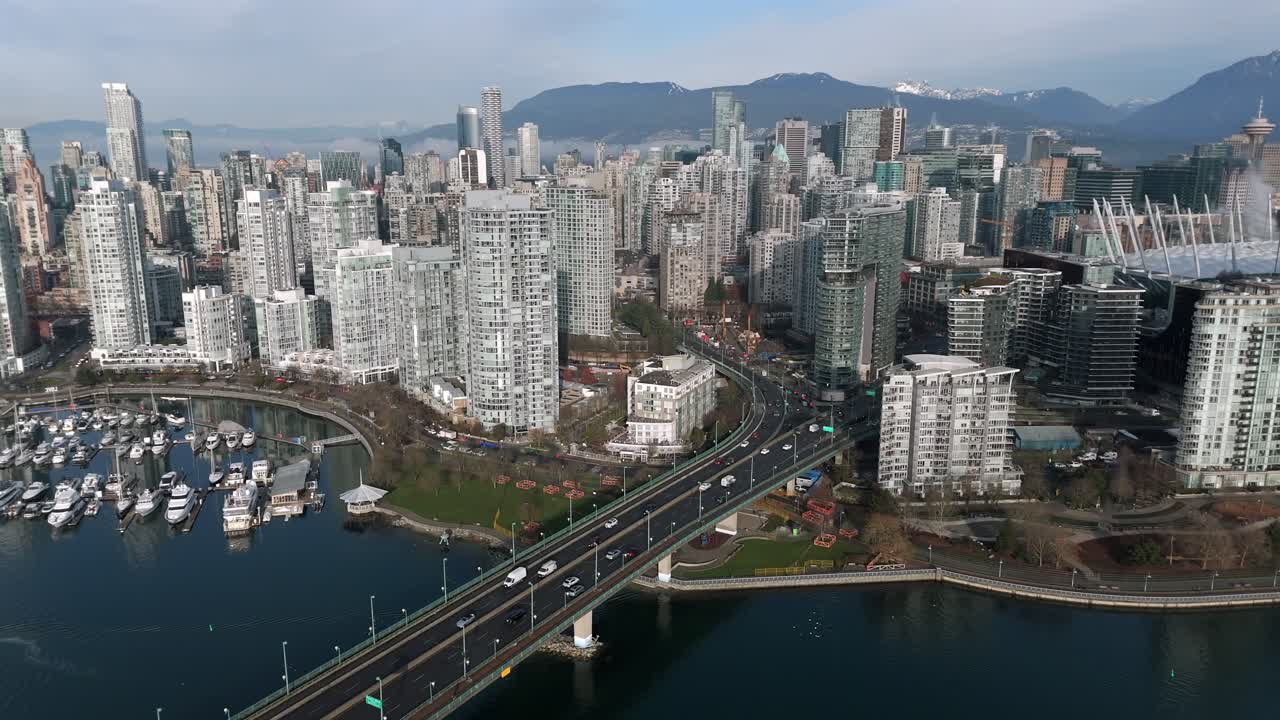 Auto in transito sul Ponte Cambie sopra False Creek nel centro di Vancouver, Canada. - Scatto aereo.