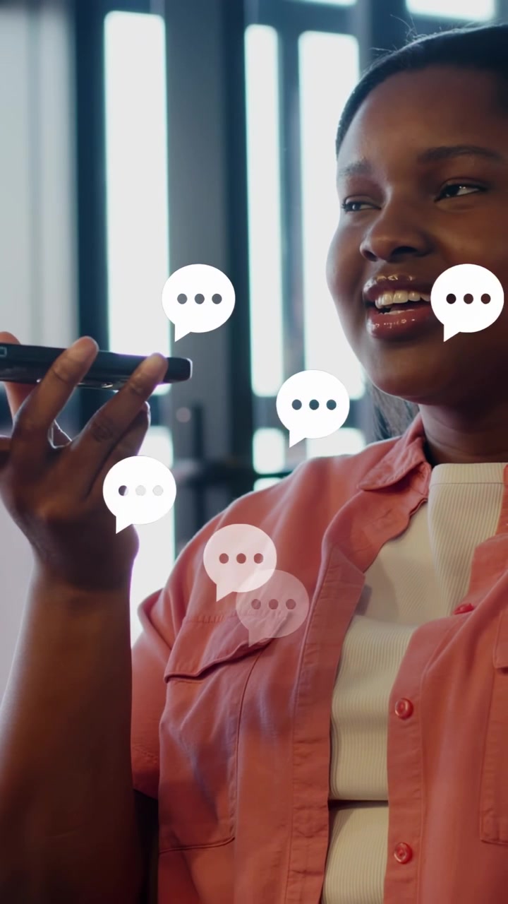 Donna che avvicina il telefono e parla, con bolle di dialogo animate che si moltiplicano intorno al petto per annunci pubblicitari.