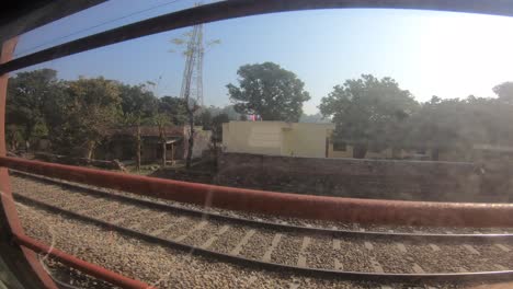 ventana del tren que se asoma al punto de vista durante un viaje en tren de larga distancia, ferrocarriles indios