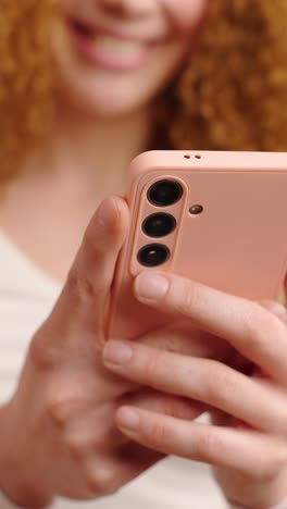 mujer navegando por las redes sociales en el teléfono inteligente