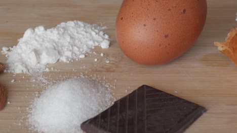 ingredientes para hornear, incluidas la harina, las almendras, el chocolate, el azúcar y un huevo