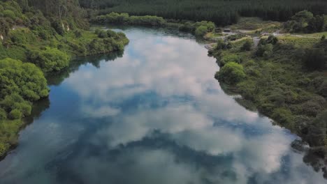 vista aérea sobre las tranquilas aguas del río waikato en taupo, nueva zelanda