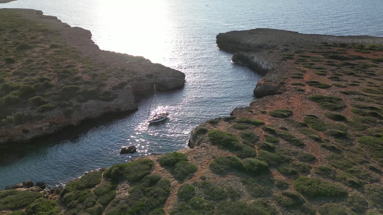 barco de vela en la bahía entre sa coma y porto cristo en mallorca, españa
