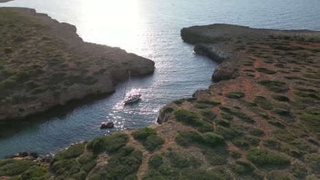 Velero-En-La-Bahía-Entre-Sa-Coma-Y-Porto-Cristo-En-Mallorca,-España