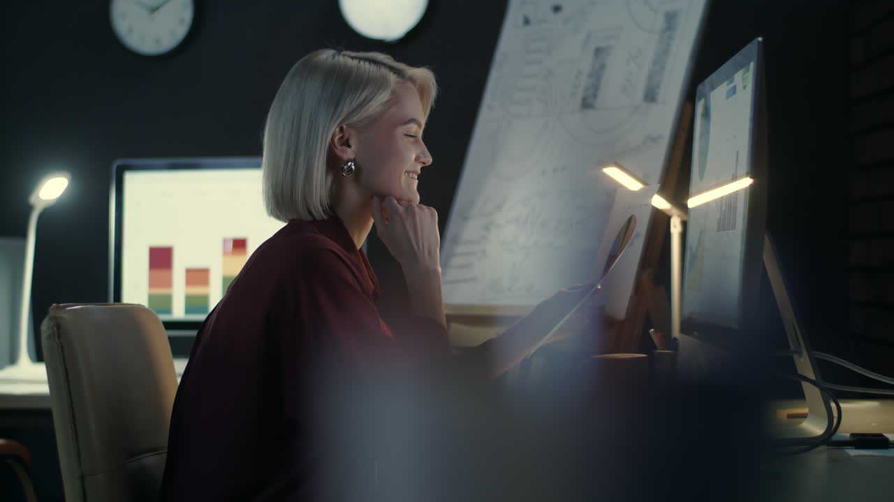 흥분 된 사업가 여성 이 "예" 제스처 를 하고 있다