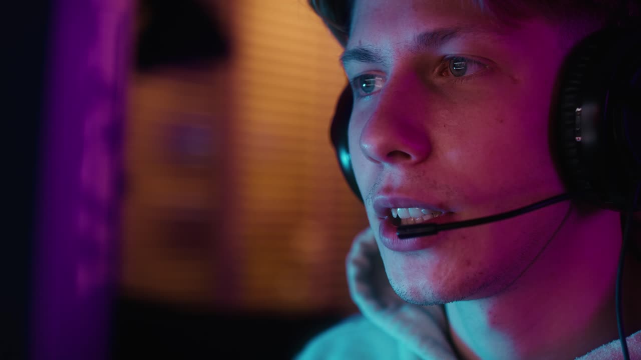 primer plano de un hombre caucásico jugando en la noche entre relámpagos de neón