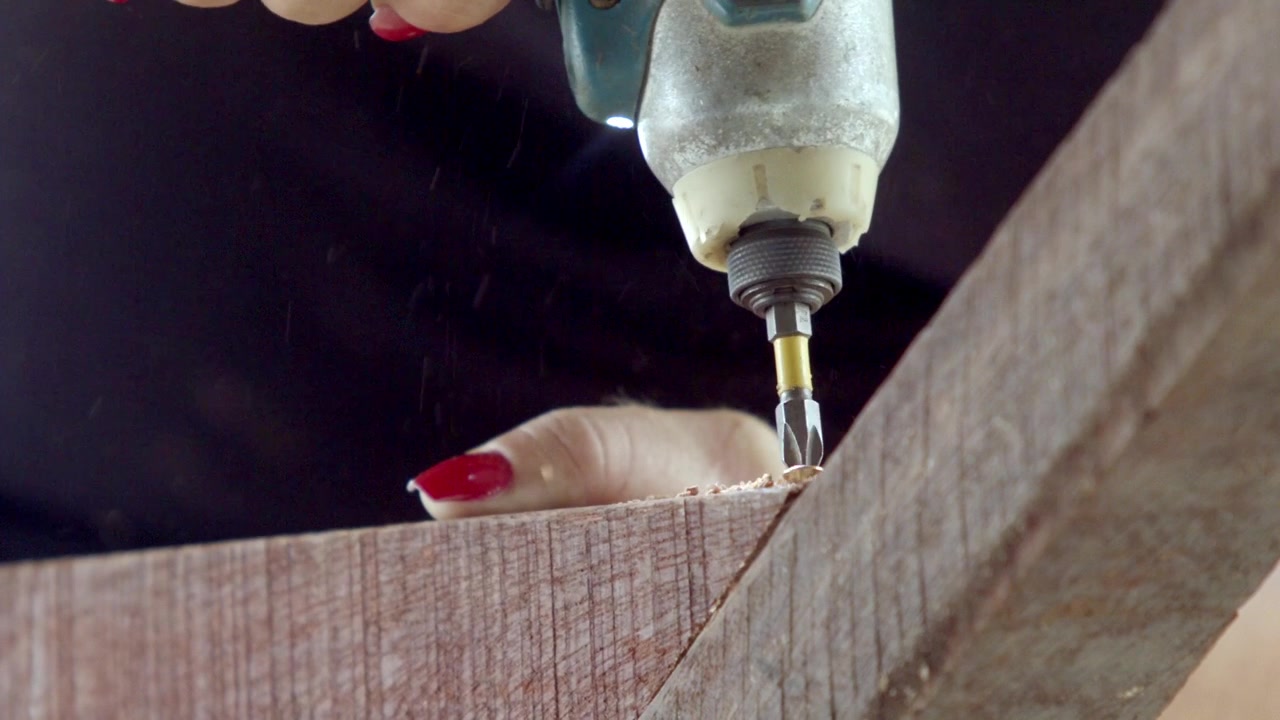Costruzione in legno, smalto rosso, scena di lavoro con attrezzatura di perforazione.