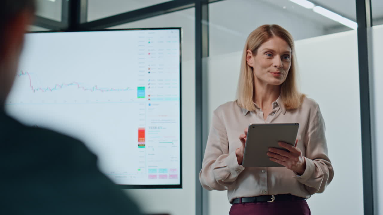 mujer de negocios sonriente presentando estrategia de pantalla. altavoz de primer plano sosteniendo la pestaña