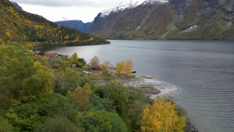 Der-Schöne-Kleine-Ort-Vike-In-Eikesdal-Liegt-Zwischen-Schroffen-Bergen,-Eine-Autostunde-Von-Der-Stadt-Molde-Entfernt