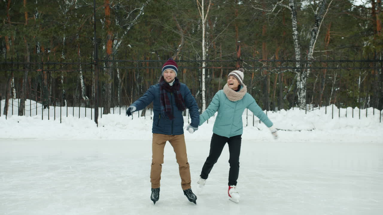 pareja patinando en el parque de invierno
