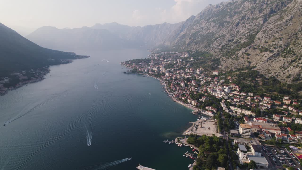 Pemandangan udara panorama Teluk Kotor di atas desa fjord yang menakjubkan dan teluk berliku Laut Adriatik.