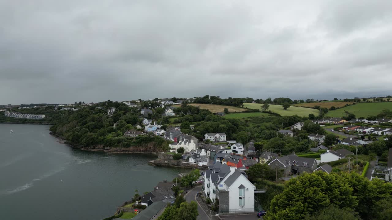 킨셀, 아일랜드는 구름이 많은 날에 고풍스러운 집과 푸른 풍경을 보여줍니다.