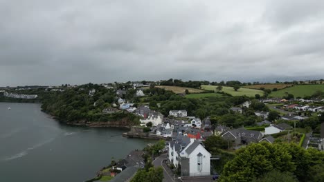 Kinsale,-Irlanda,-Que-Muestra-Casas-Pintorescas-Y-Paisajes-Verdes-En-Un-Día-Nublado,-Vista-Aérea