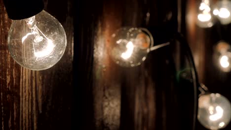 las bombillas eléctricas están conectadas en una guirnalda afuera por la noche