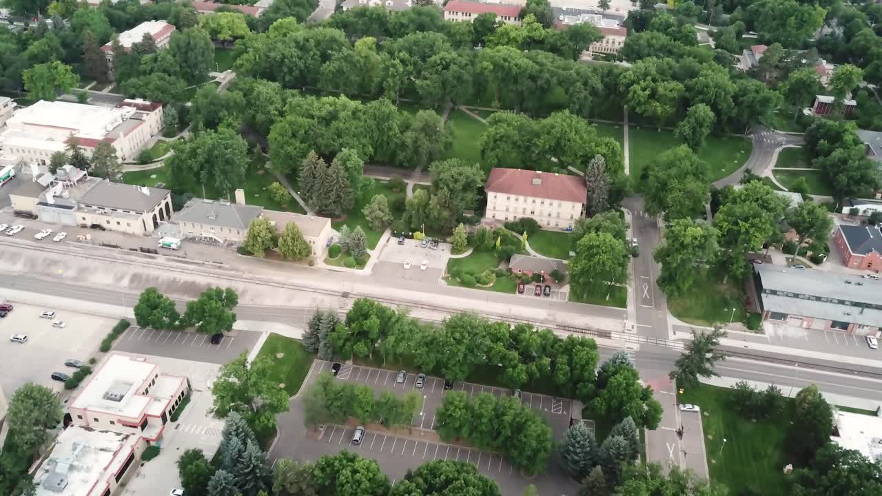 ciudad de fort collins, sede de la universidad estatal de colorado, vista aérea de drones en el parque verde y el campus