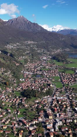 ciudad enclavada entre montañas con vistas al impresionante lago como en italia