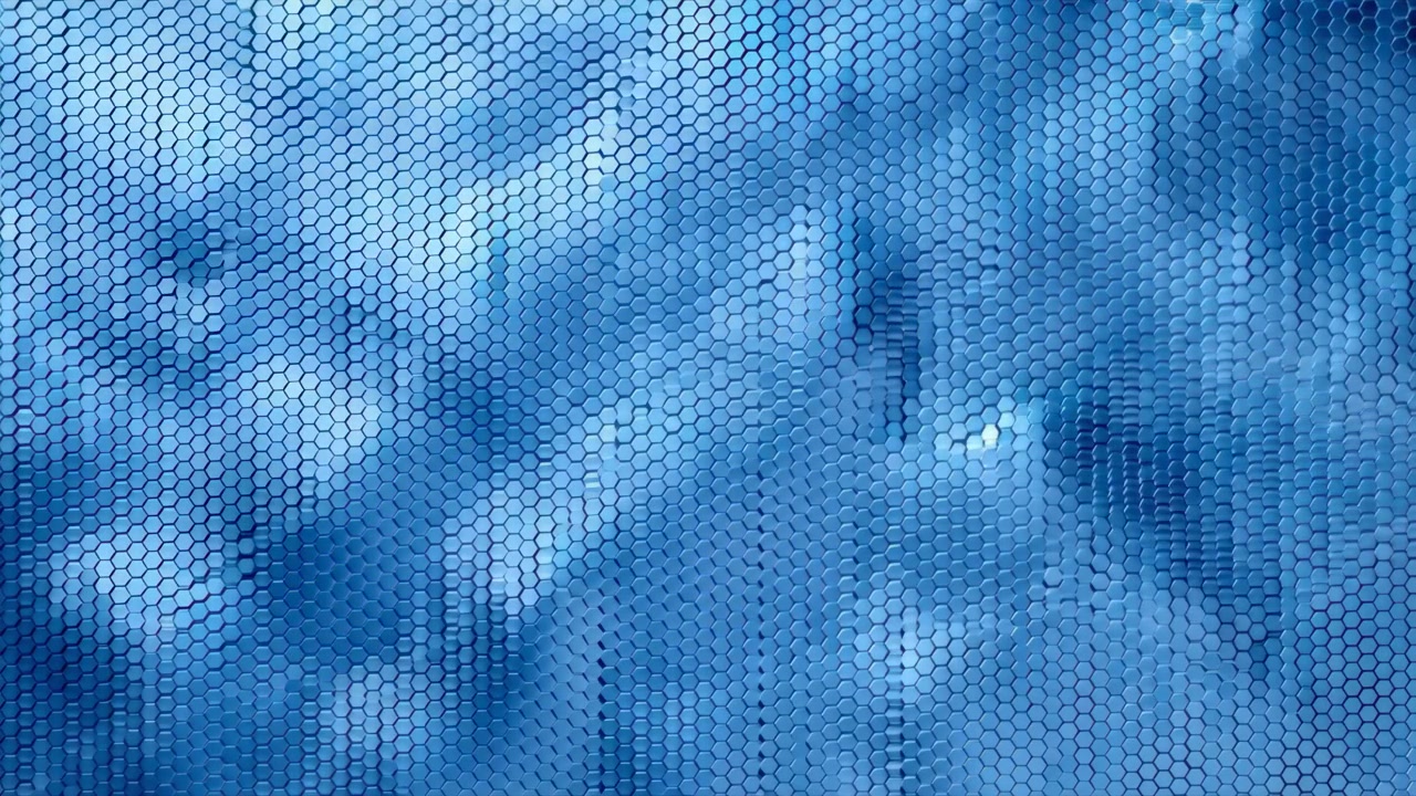Sfondo geometrico blu astratto con celle a mosaico esagonali, luce soffusa e nuvolosa, sensazione di movimento sfocato e una texture luminosa e liscia su tutta l'inquadratura.