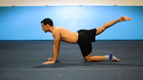 Standbild-Aus-Der-Seitenansicht-Eines-Mannes,-Der-Beinheben-Auf-Allen-Sechs-Beinen-Als-Kraftübung-Für-Den-Unteren-Rücken-Durchführt