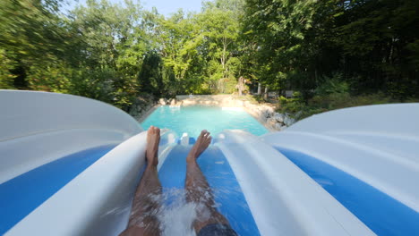 Junger-Mann-In-Einer-Wasserrutsche,-Erster-Standpunkt.