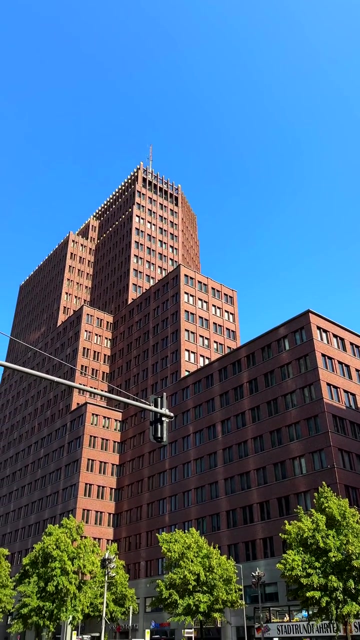 Vista de ángulo bajo de rascacielos de ladrillo en el centro de Berlín