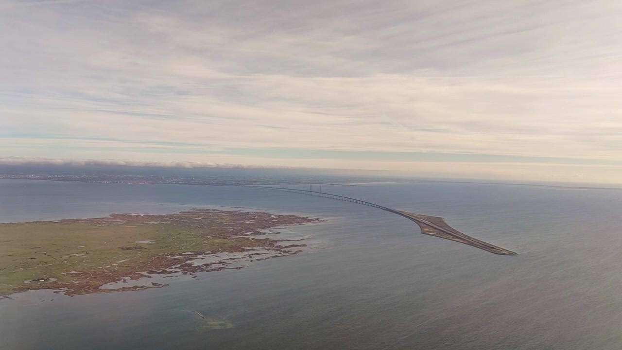 Øresundsbroen strekker seg mellom Danmark og Sverige, og går over i en tunnel midt i havet. Sett fra flyvinduet