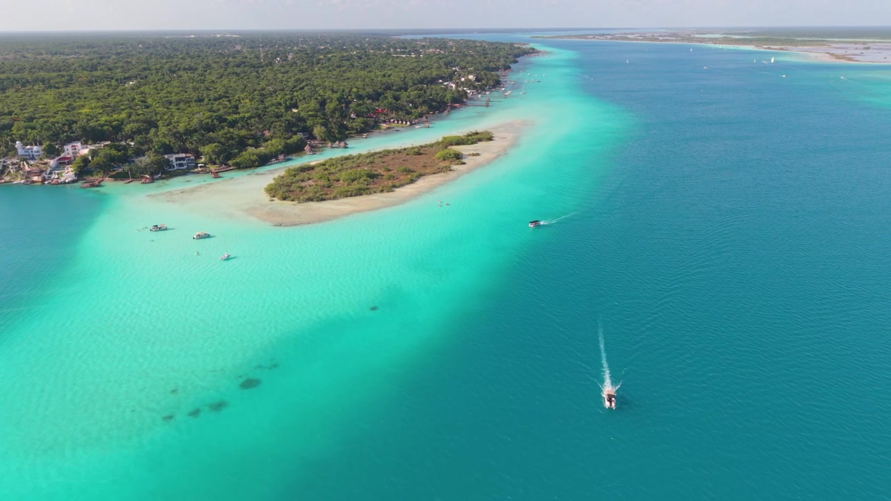 Panorama laguny Bacalar s tyrkysovými vodami pořízené dronem.