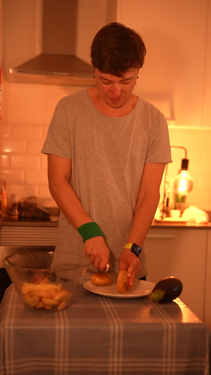 hombre preparando patatas en la cocina