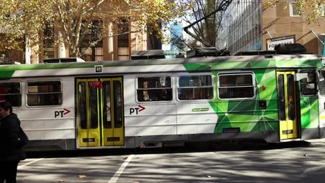 un tranvía se mueve a través de una concurrida intersección de melbourne